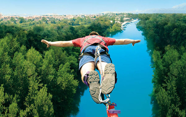 Bild eines Mannes beim Bungee-Springen.